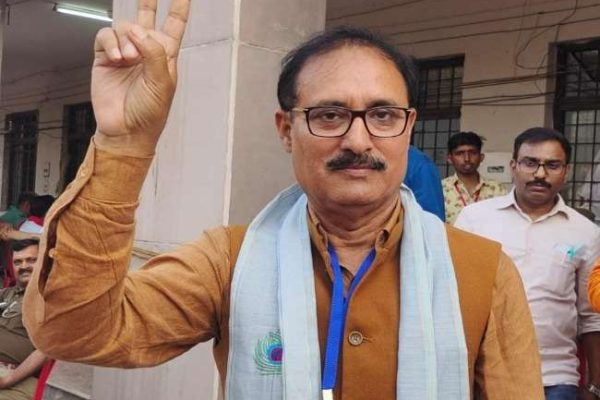बीजेपी विधायक ने बीकेटी एसडीओ को लगाई फटकार बीजेपी विधायक ने बीकेटी एसडीओ को लगाई फटकार