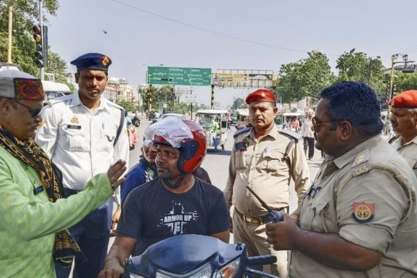 इंजिनियरिंग कालेज चौराहे पर संस्था ने चलाया ट्रैफिक जागरूकता अभियान इंजिनियरिंग कालेज चौराहे पर संस्था ने चलाया ट्रैफिक जागरूकता अभियान