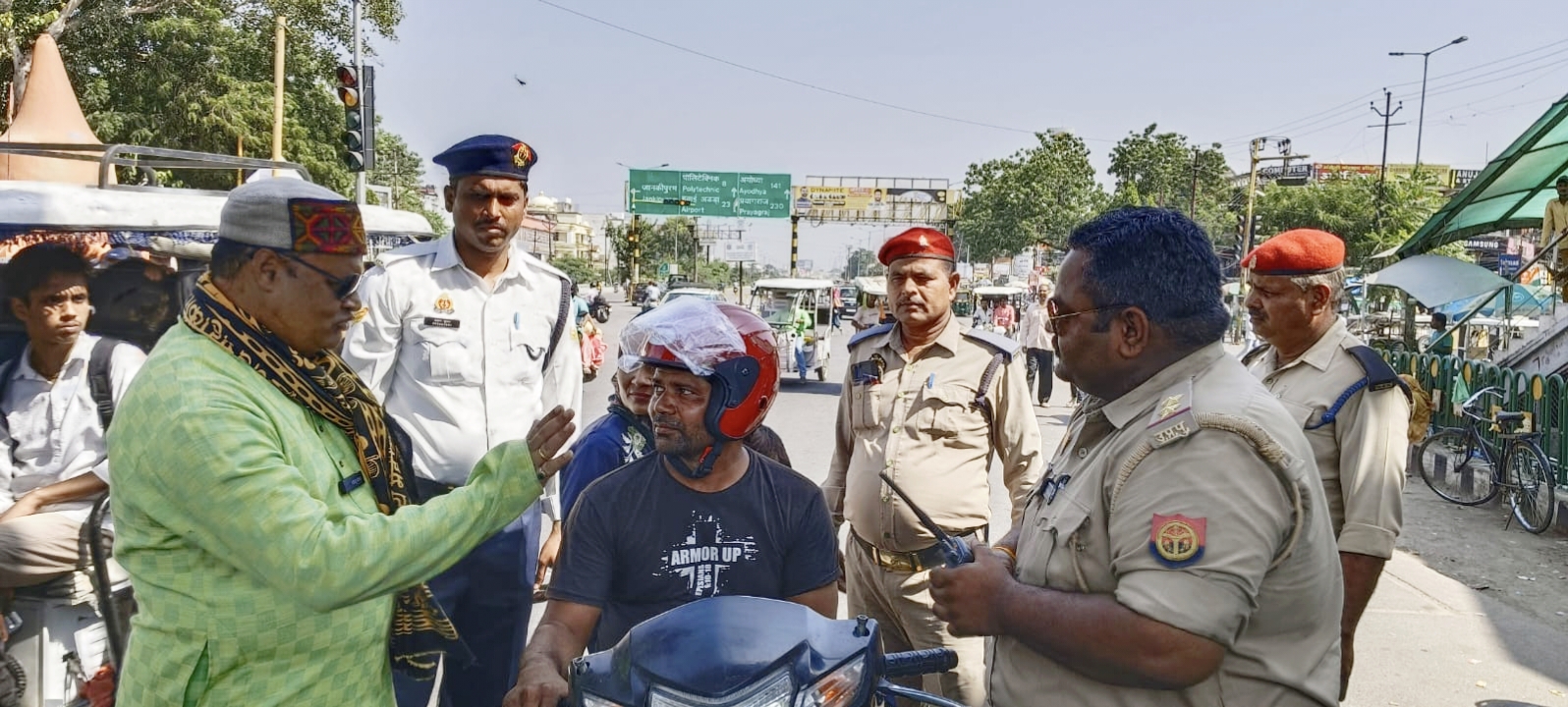 इंजिनियरिंग कालेज चौराहे पर संस्था ने चलाया ट्रैफिक जागरूकता अभियान इंजिनियरिंग कालेज चौराहे पर संस्था ने चलाया ट्रैफिक जागरूकता अभियान