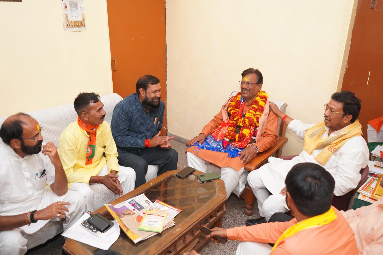 अटल बिहारी वाजपेयी जी के सहयोगी पी.के.मिश्र जी का समर्थन मिलने के बाद लखनऊ पूर्वी विधानसभा सीट उपचुनाव में भाजपा लहर पूरे उफान पर अटल बिहारी वाजपेयी जी के सहयोगी पी.के.मिश्र जी का समर्थन मिलने के बाद लखनऊ पूर्वी विधानसभा सीट उपचुनाव में भाजपा लहर पूरे उफान पर