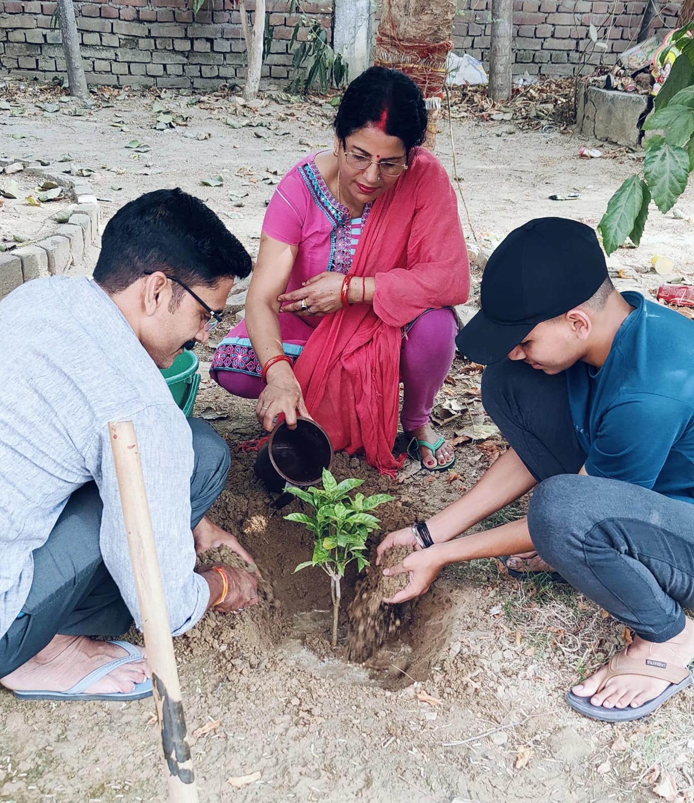 विश्व पर्यावरण दिवस पर अवध इनोवेटिव फाउंडेशन के सदस्यों ने कई पेड़ लगाए विश्व पर्यावरण दिवस पर अवध इनोवेटिव फाउंडेशन के सदस्यों ने कई पेड़ लगाए