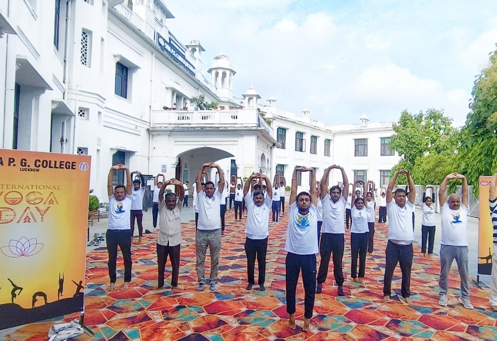 शिया पीजी कॉलेज में अंतरराष्ट्रीय योग दिवस मनाया गया, छात्रों को टी-शर्ट और सर्टिफिकेट वितरित