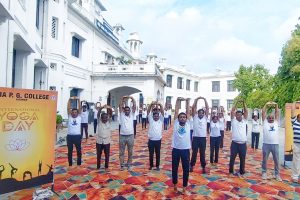 शिया पीजी कॉलेज में अंतरराष्ट्रीय योग दिवस मनाया गया, छात्रों को टी-शर्ट और सर्टिफिकेट वितरित